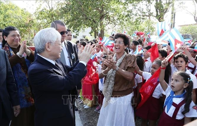 Tổng Bí thư Nguyễn Phú Trọng với nhân dân và học sinh Cuba tại Tượng đài Hồ Chí Minh ở Công viên Hòa Bình, Thủ đô La Habana, chiều 28-3-2018. Ảnh: Trí Dũng/TTXVN