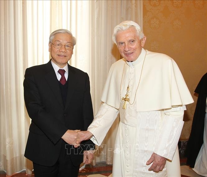 Giáo hoàng Benedict XVI đón Tổng Bí thư Nguyễn Phú Trọng thăm Tòa thánh Vatican, ngày 22-1-2013. Ảnh: Trí Dũng/TTXVN