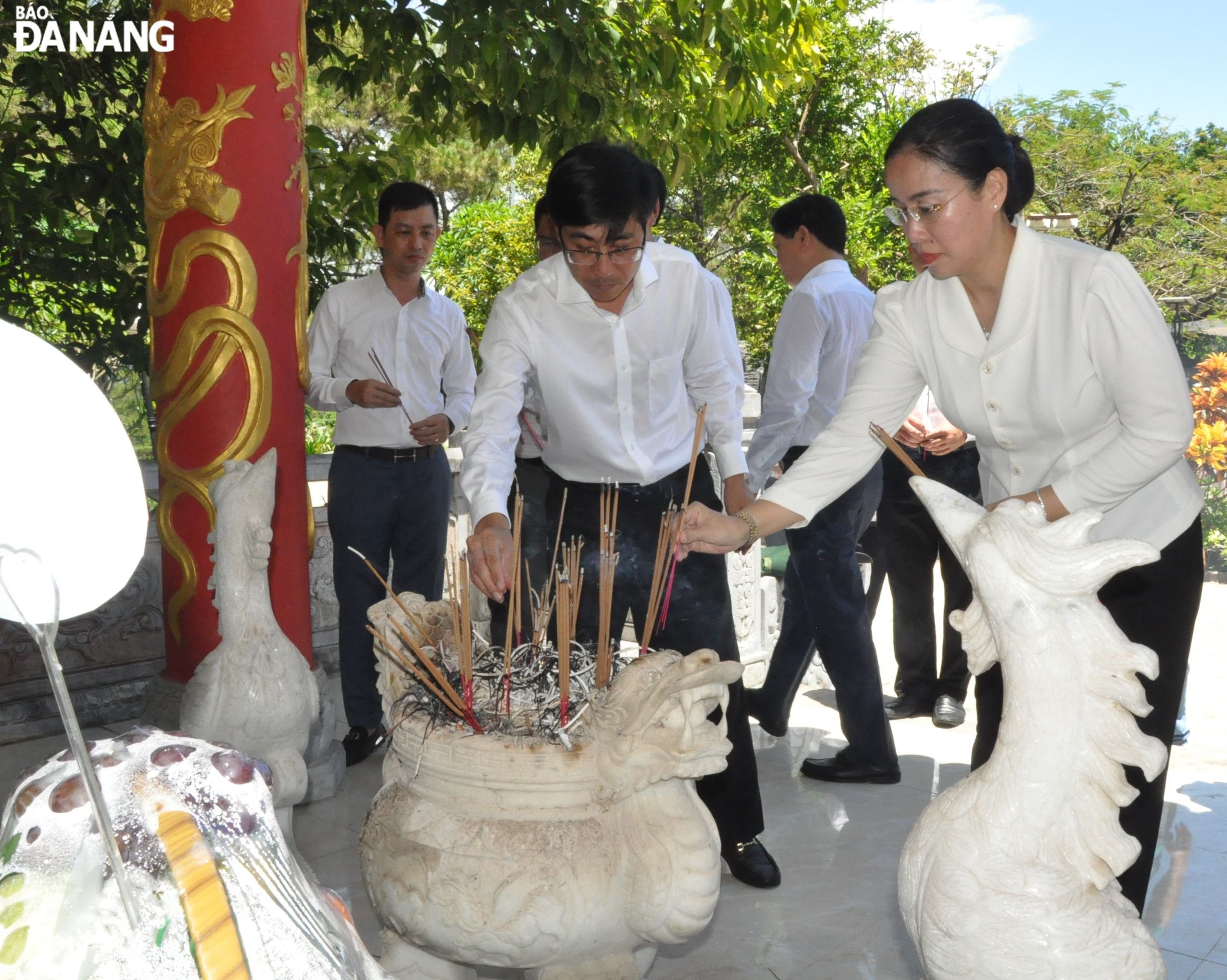 Trưởng ban Dân vận Thành ủy Trần Thắng Lợi và Phó Chủ tịch UBND thành phố Nguyễn Thị Anh Thi dâng hoa tưởng nhớ các anh hùng liệt sĩ tại Nghĩa trang Liệt sĩ quốc gia Trường Sơn. Ảnh: LÊ HÙNG