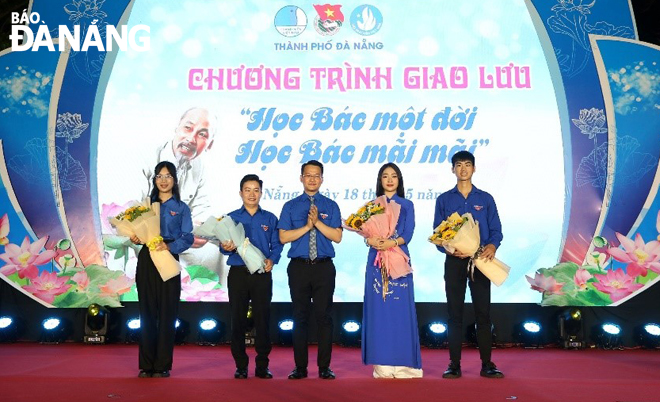 Tran Thi Thu Trang (first left) at the seminar 