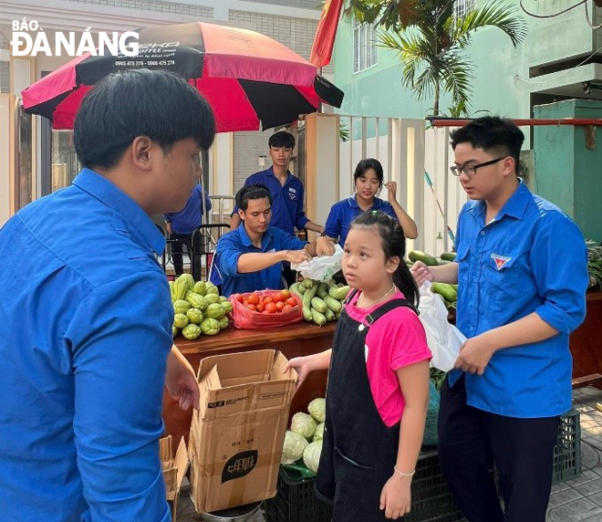 The 'Exchange Plastic Waste for Clean Food' market organised by the Youth Union organisation in An Khe Ward, Lien Chieu District