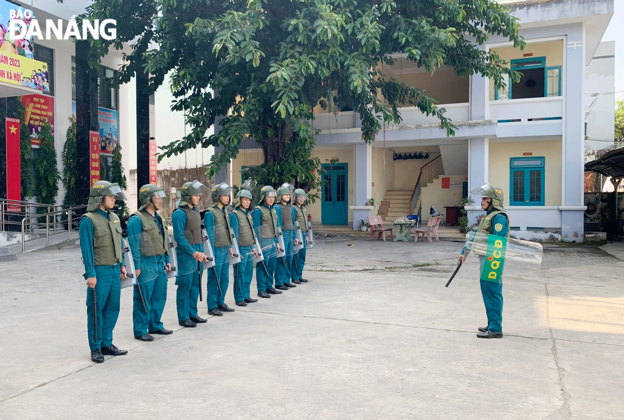 Tiểu đội dân quân thường trực phường An Khê (quận Thanh Khê) luyện tập phương án sẵn sàng chiến đấu, tham gia phối hợp giữ gìn an ninh chính trị - trật tự an toàn xã hội trên địa bàn. Ảnh: C.T