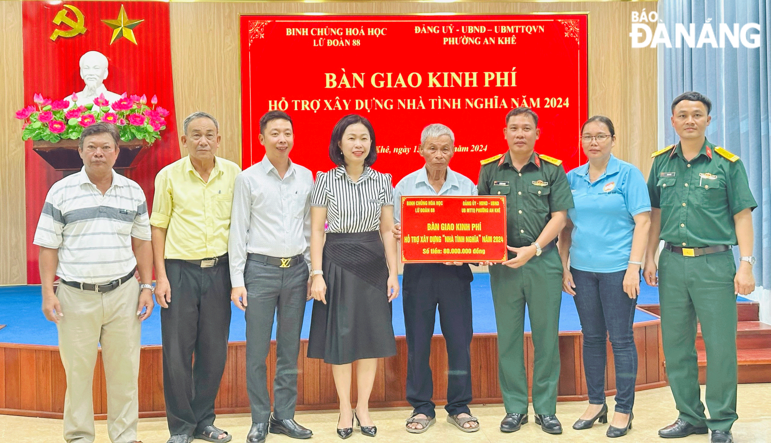 Đại diện phường An Khê và Lữ đoàn 88 (Binh chủng Hóa học) trao kinh phí hỗ trợ xây nhà tình nghĩa cho ông Lê Quý Vàng, phường An Khê, quận Thanh Khê. Ảnh: L.P	