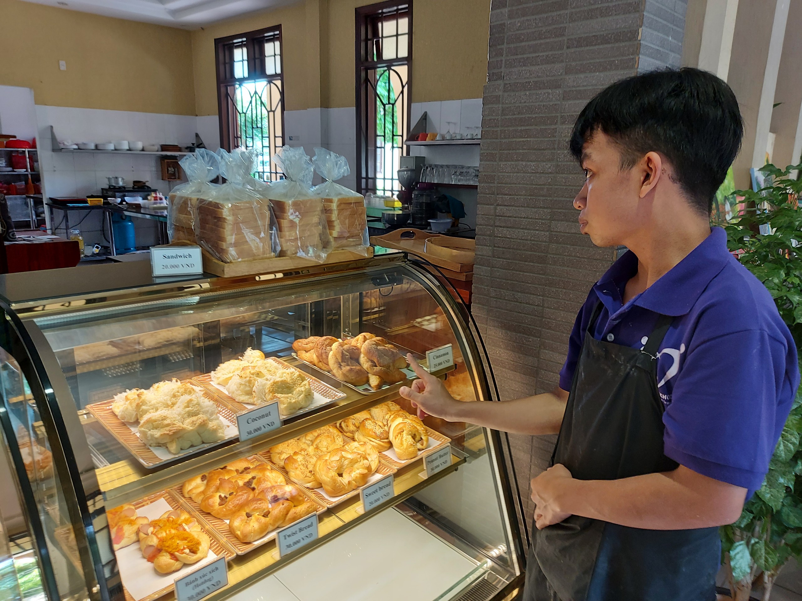 Hua Hong Ban shares about types of cakes he makes. Photo: D.H.L 