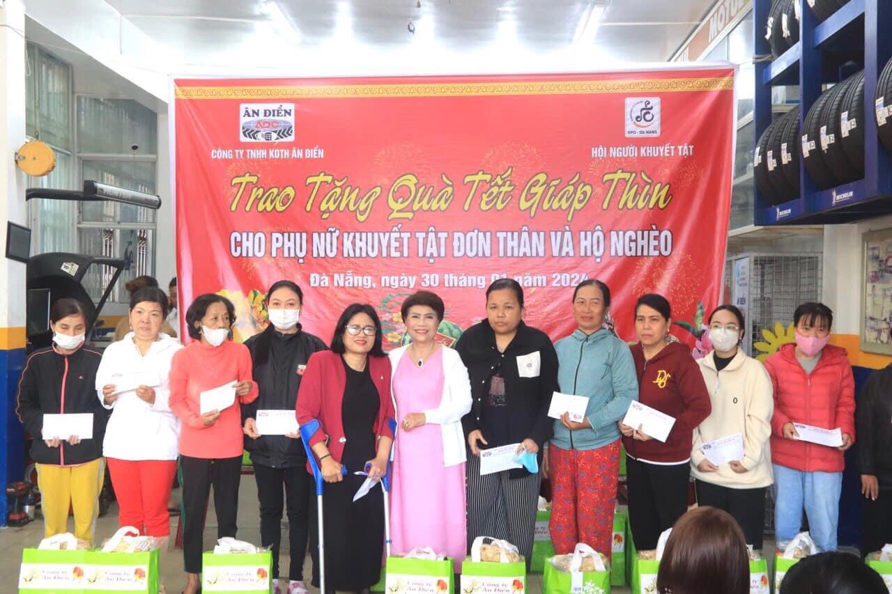 Nguyen Thi Kim Lien (centre) from the An Dien General Trading Co., Ltd. distributing Tet gifts to single disabled women and impoverished households.