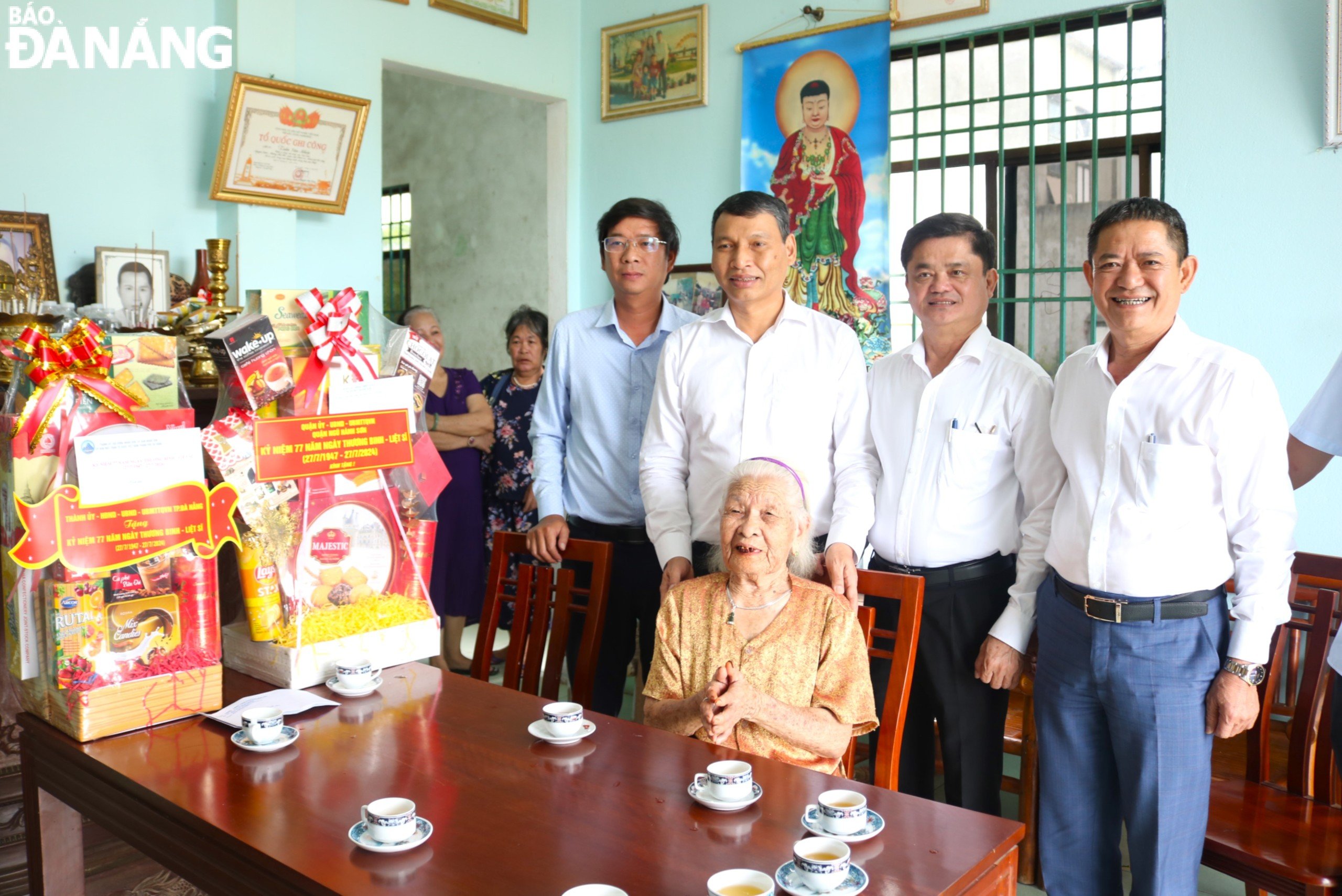 Phó Chủ tịch Thường trực UBND thành phố Hồ Kỳ Minh (thứ 3, bên phải sang) đến thăm, tặng quà gia đình Bà mẹ Việt Nam anh hùng Mai Thị Sây. ẢNH: N.Q