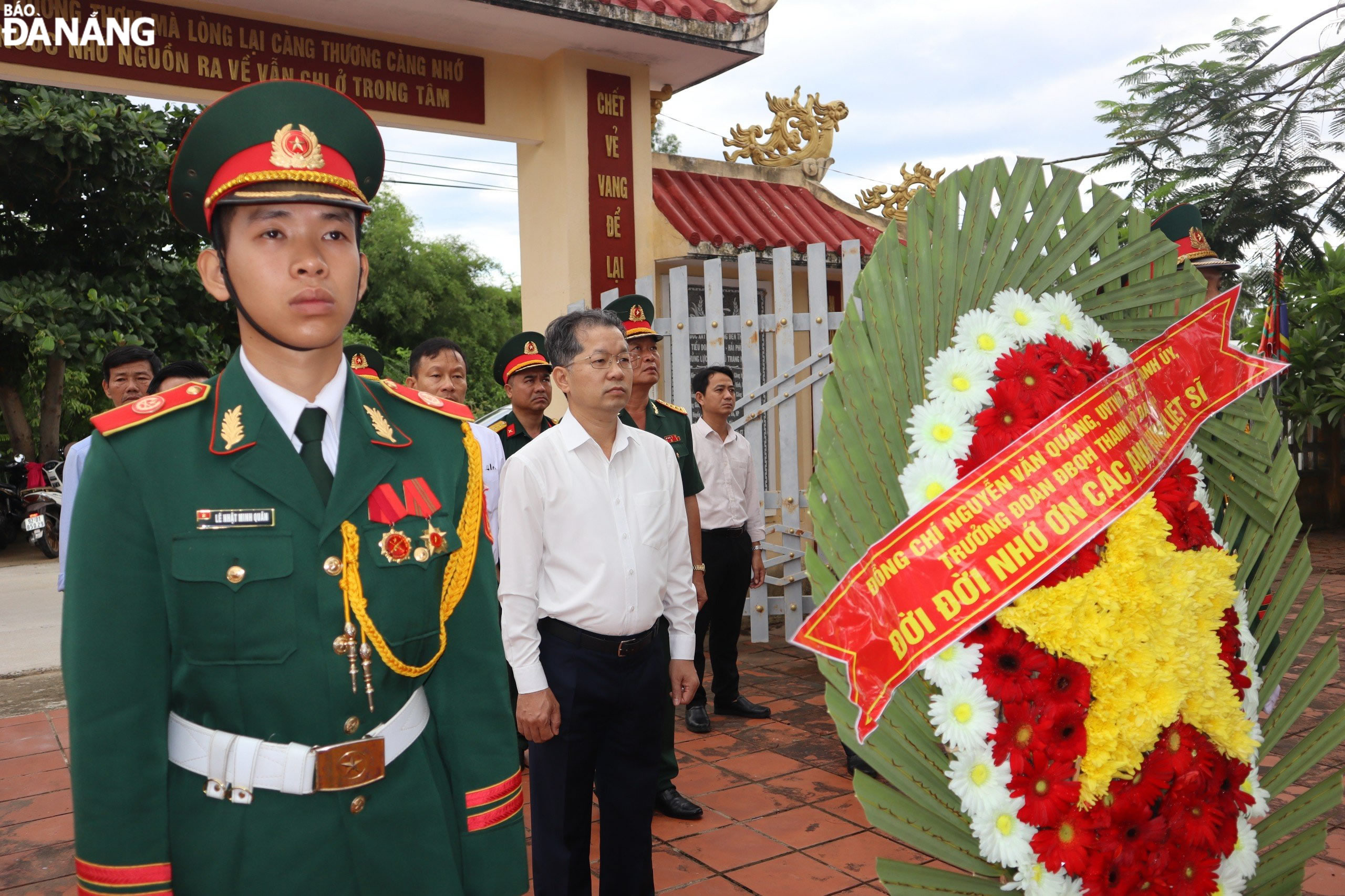 Bí thư Thành ủy Nguyễn Văn Quảng dâng hương tại Đền thờ Liệt sĩ Tiểu đoàn 76 Hải Đà. Ảnh: HOÀNG TUẤN