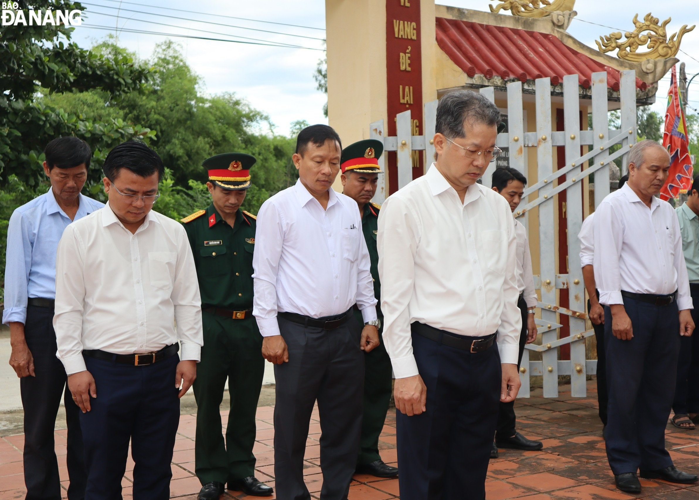 Bí thư Thành ủy Nguyễn Văn Quảng và các địa biểu tưởng niệm các anh hùng liệt sĩ tại Đền thờ Liệt sĩ Tiểu đoàn 76 Hải Đà. Ảnh: HOÀNG TUẤN