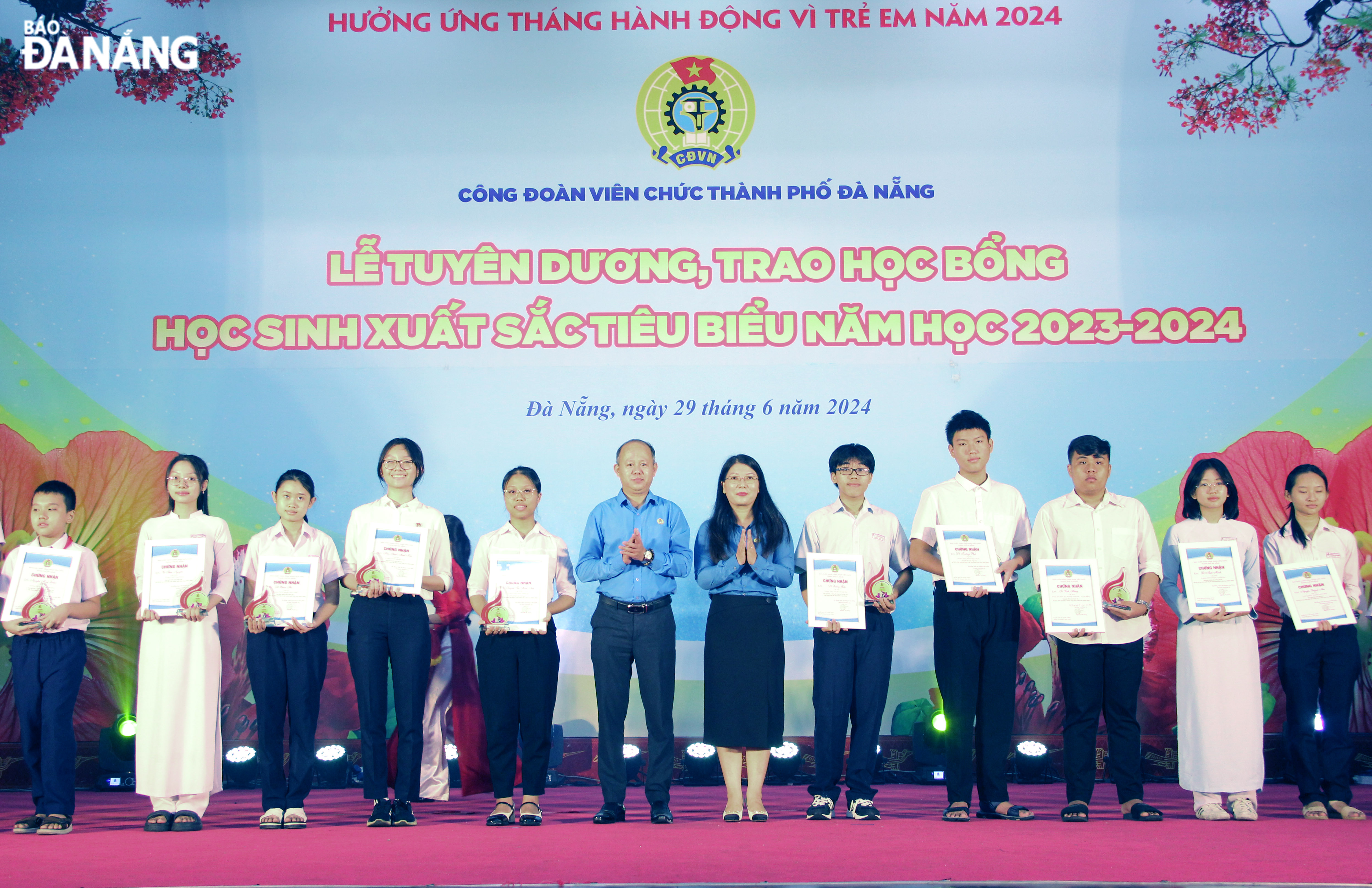 Lãnh đạo Liên đoàn Lao động thành phố trao tặng học bổng cho 150 học sinh xuât sắc tiêu biểu là con cán bộ, công chức, viên chức, lao động ở các Công đoàn cơ sở trực thuộc. Ảnh: X.HẬU