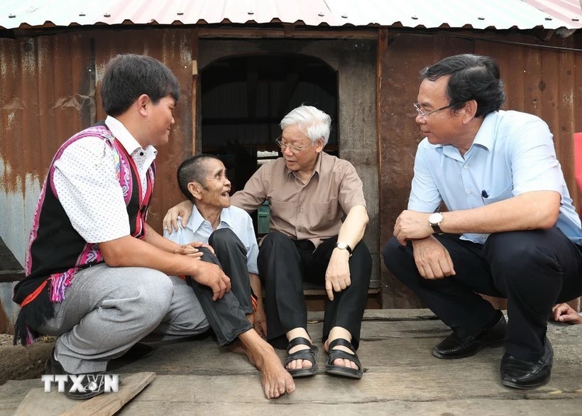 Tổng Bí thư Nguyễn Phú Trọng thăm gia đình thương binh Đinh Phi, hộ gia đình chính sách có hoàn cảnh đặc biệt khó khăn ở làng Tung Ke 2, xã Ayun, huyện Chư Sê, tỉnh Gia Lai, chiều 12-4-2017. Ảnh: TTXVN