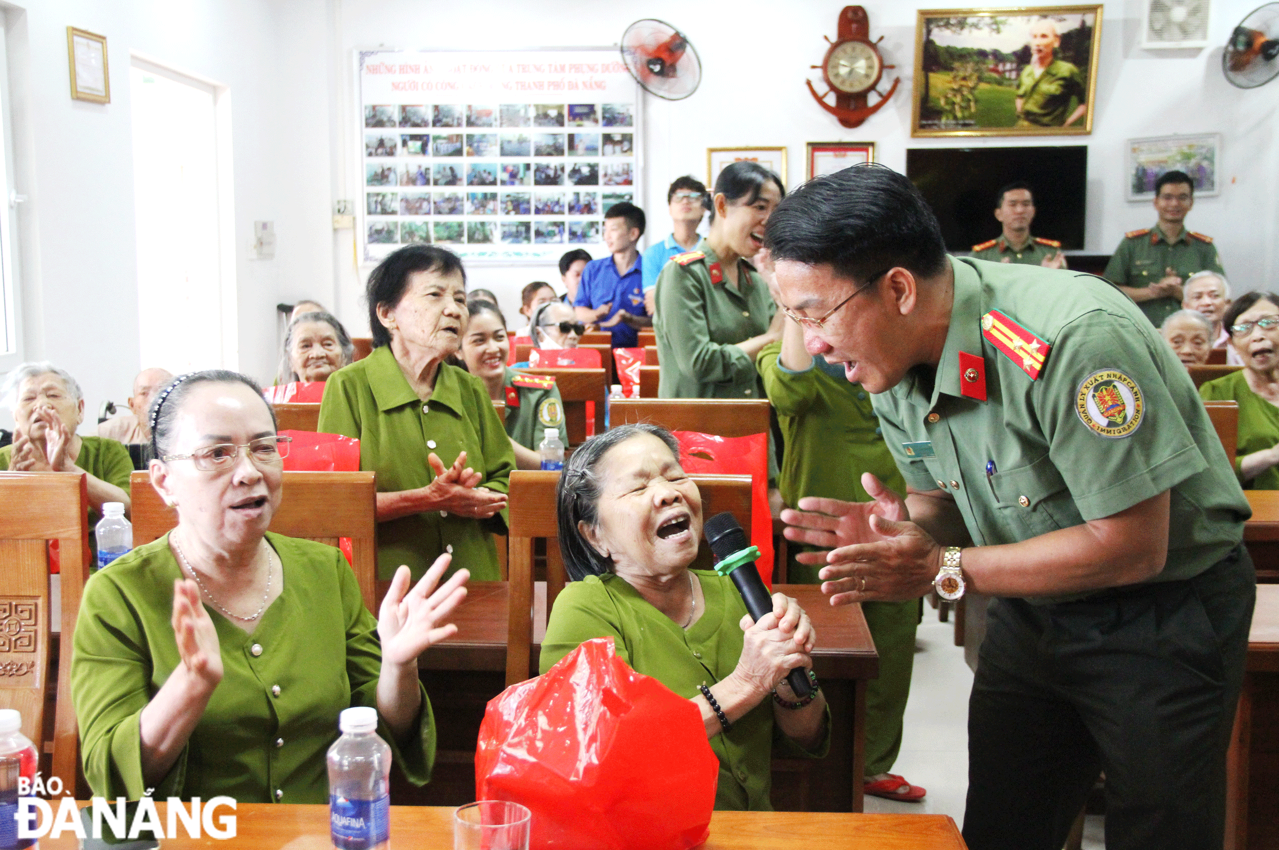 Cán bộ, chiến sĩ Công an cửa khẩu Cảng hàng không quốc tế Đà Nẵng giao lưu văn nghệ với các cụ tại Trung tâm Phụng dưỡng người có công cách mạng Đà Nẵng nhân kỷ niệm 77 năm ngày Thương binh - Liệt sĩ. Ảnh: LAM PHƯƠNG	