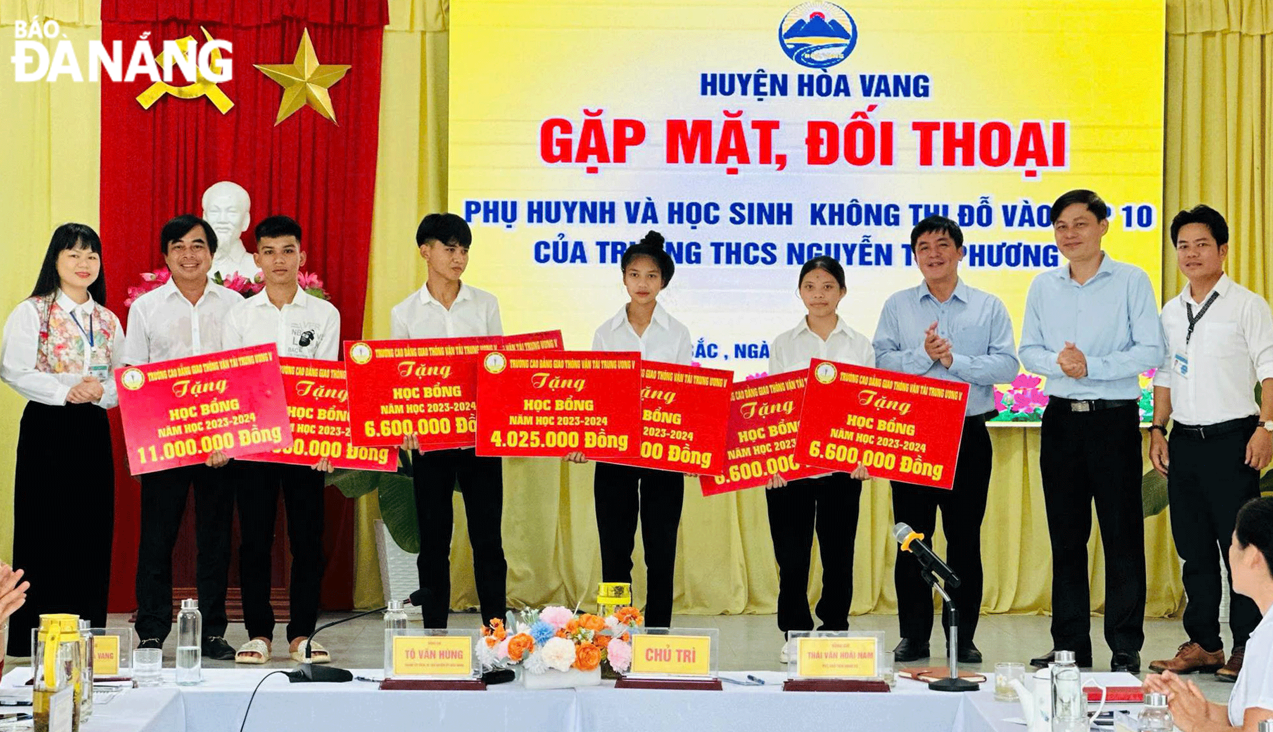 Lãnh đạo Trường Cao đẳng Giao thông vận tải Trung ương 5 trao tặng học bổng cho các em học sinh xã Hòa Bắc đang tham gia học nghề tại trường. Ảnh: H.L