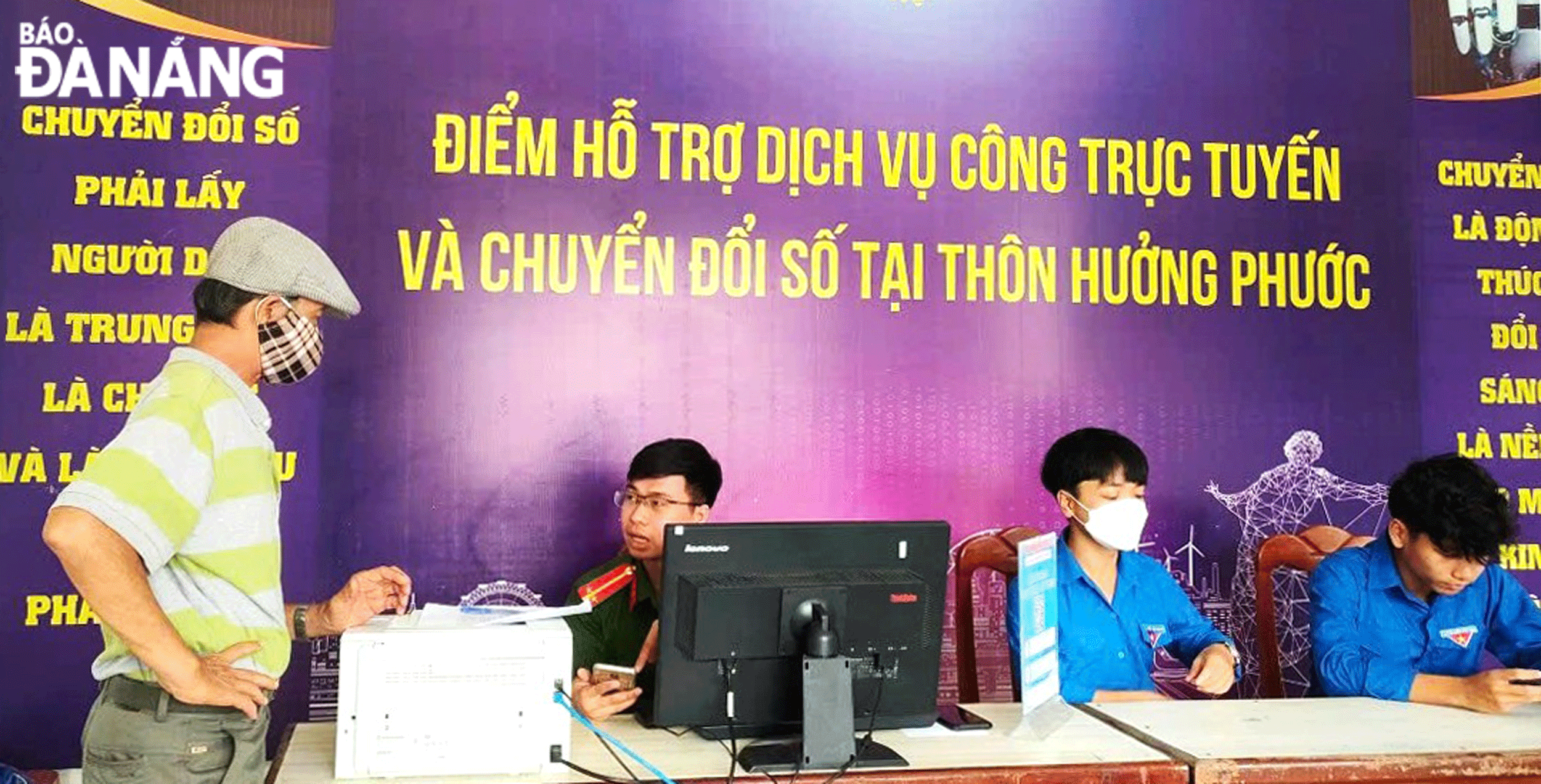 Mô hình “Điểm hỗ trợ dịch vụ công trực tuyến và chuyển đổi số thôn Hưởng Phước” (xã Hòa Liên, huyện Hòa Vang) tạo thuận lợi cho người dân trong thực hiện các thủ tục hành chính.  Ảnh: ĐẮC MẠNH