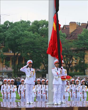 Lễ treo cờ rủ Quốc tang Tổng Bí thư Nguyễn Phú Trọng tại Quảng trường Ba Đình. Ảnh: TTXVN