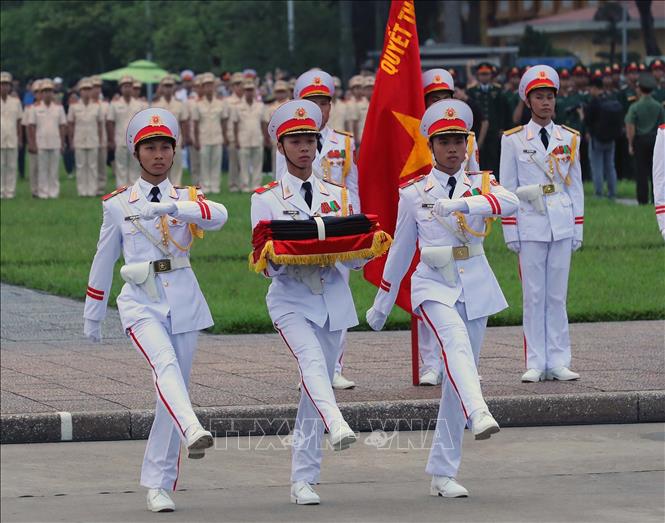 Đội tiêu binh thực hiện nghi thức treo cờ rủ Quốc tang Tổng Bí thư Nguyễn Phú Trọng tại Quảng trường Ba Đình. 