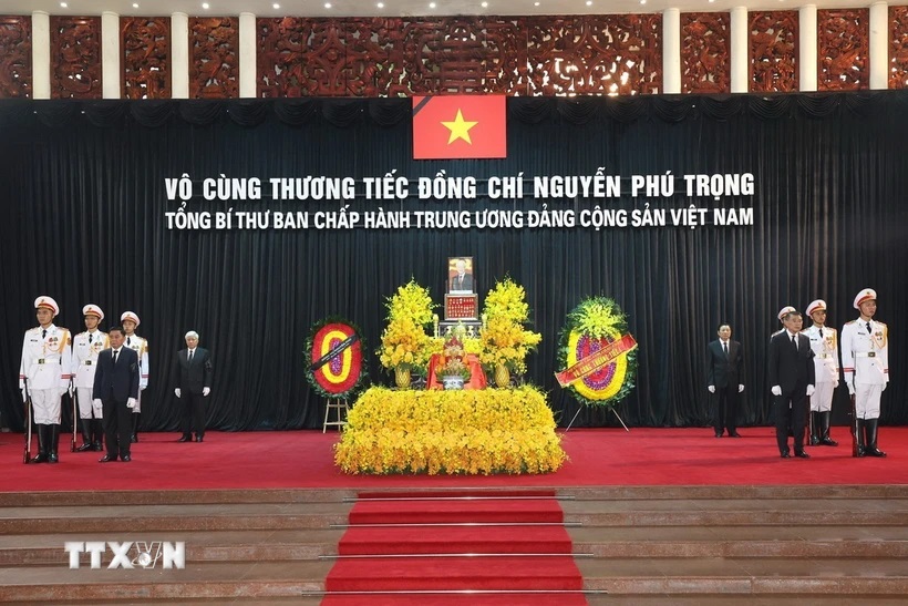 Đoàn Ban Chấp hành Trung ương Đảng Cộng sản Việt Nam do đồng chí Tô Lâm, Ủy viên Bộ Chính trị, Chủ tịch nước làm Trưởng đoàn, kính viếng Tổng Bí thư Nguyễn Phú Trọng. Ảnh: TTXVN