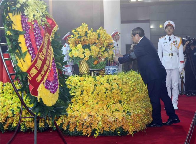 Đồng chí Phạm Minh Chính, Ủy viên Bộ Chính trị, Thủ tướng Chính phủ thay mặt Đoàn Chính phủ dâng hương tưởng niệm trước linh cữu Tổng Bí thư Nguyễn Phú Trọng. Ảnh: TTXVN