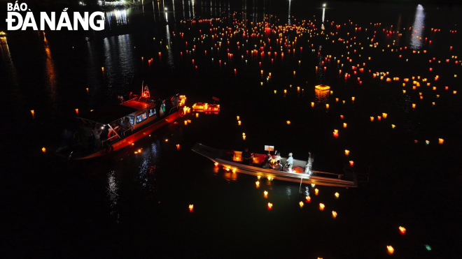 Thousands of lanterns are released on the Cu De River, which expresses deep gratitude of today's generation to the previous generations who sacrificed their lives for the independence and freedom of the country.