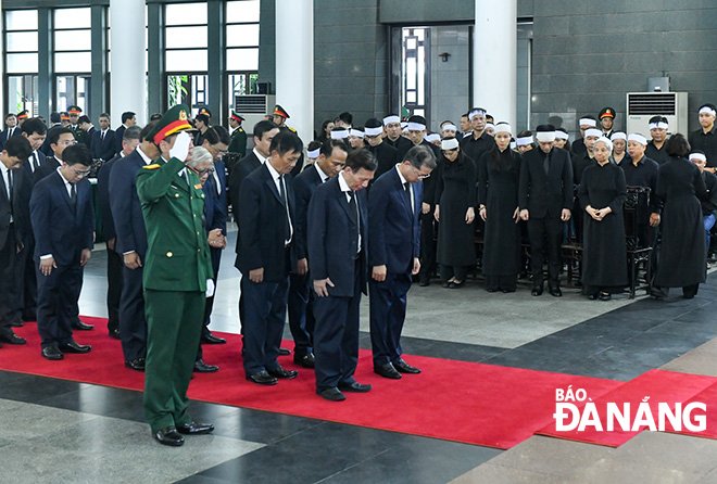 Đoàn đại biểu Thành ủy, HĐND, UBND, Ủy ban MTTQ Việt Nam thành phố Đà Nẵng tưởng niệm Tổng Bí thư Nguyễn Phú Trọng. ẢNH: PV