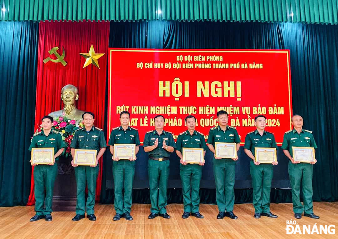 Bộ Chỉ huy BĐBP thành phố đã trao Giấy khen cho 8 tập thể, 17 cá nhân đã có nhiều thành tích trong thực hiện nhiệm vụ bảo đảm an ninh, an toàn Lễ hội pháo hoa quốc tế Đà Nẵng 2024.