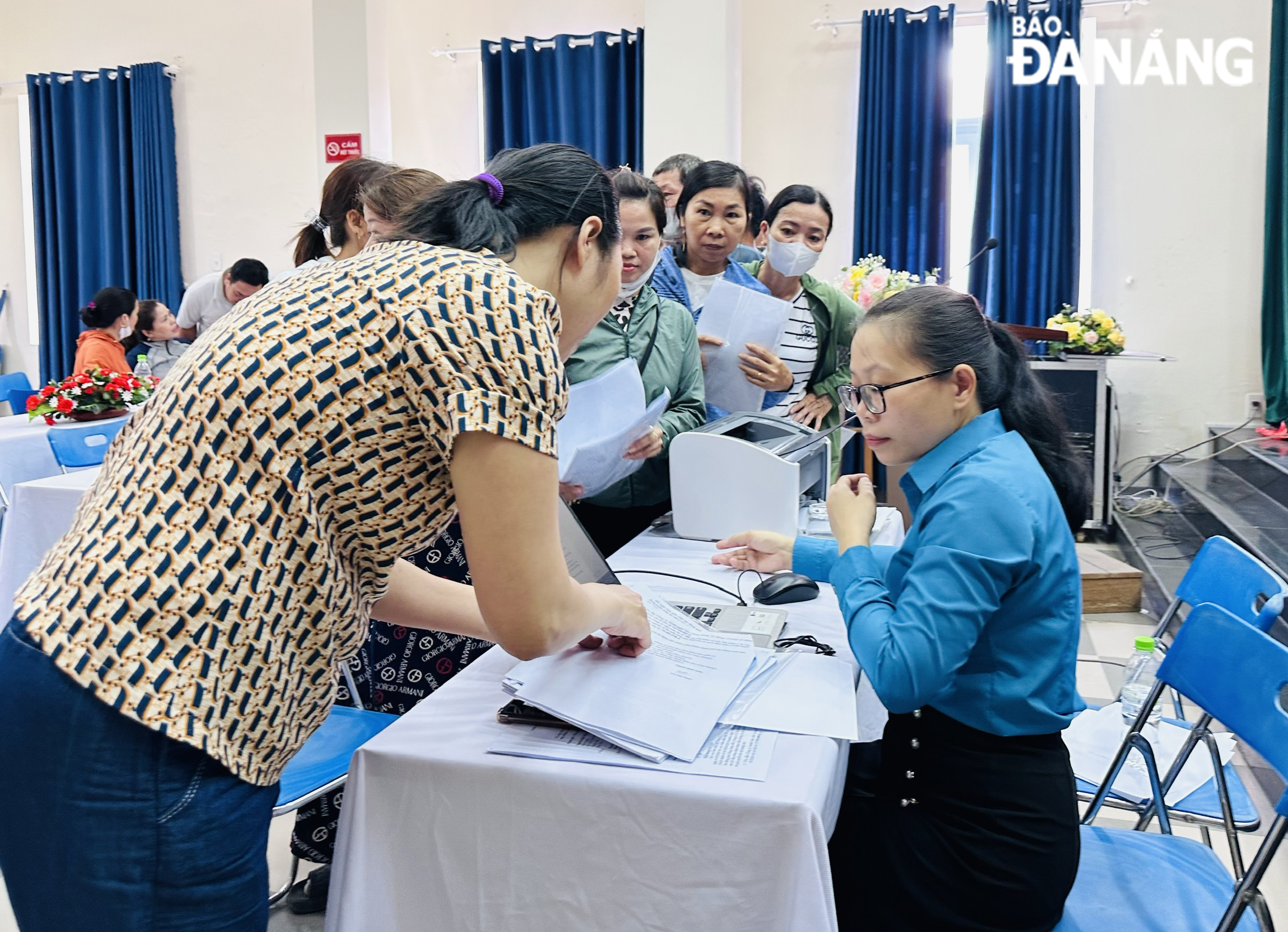 Công đoàn hướng dẫn người lao động Công ty CP Dệt Hòa Khánh (Khu công nghiệp Hòa Khánh, quận Liên Chiểu) ký đơn khởi kiện. Ảnh: X.H