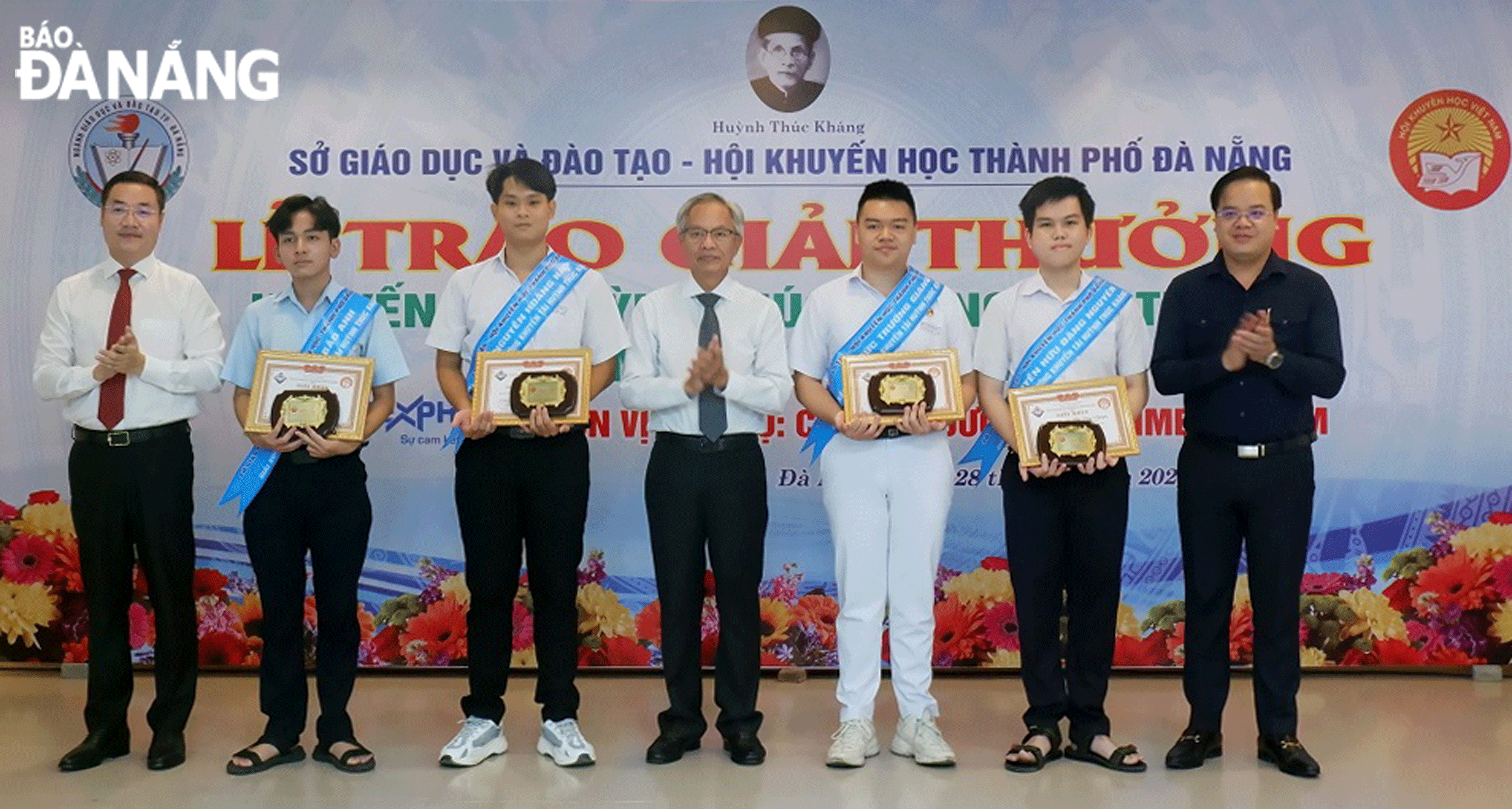 Đại diện lãnh đạo Hội Khuyến học thành phố, Sở Giáo dục và Đào tạo trao giải thưởng Khuyến tài Huỳnh Thúc Kháng cho các học sinh tiêu biểu, xuất sắc. Ảnh: LÊ HÙNG