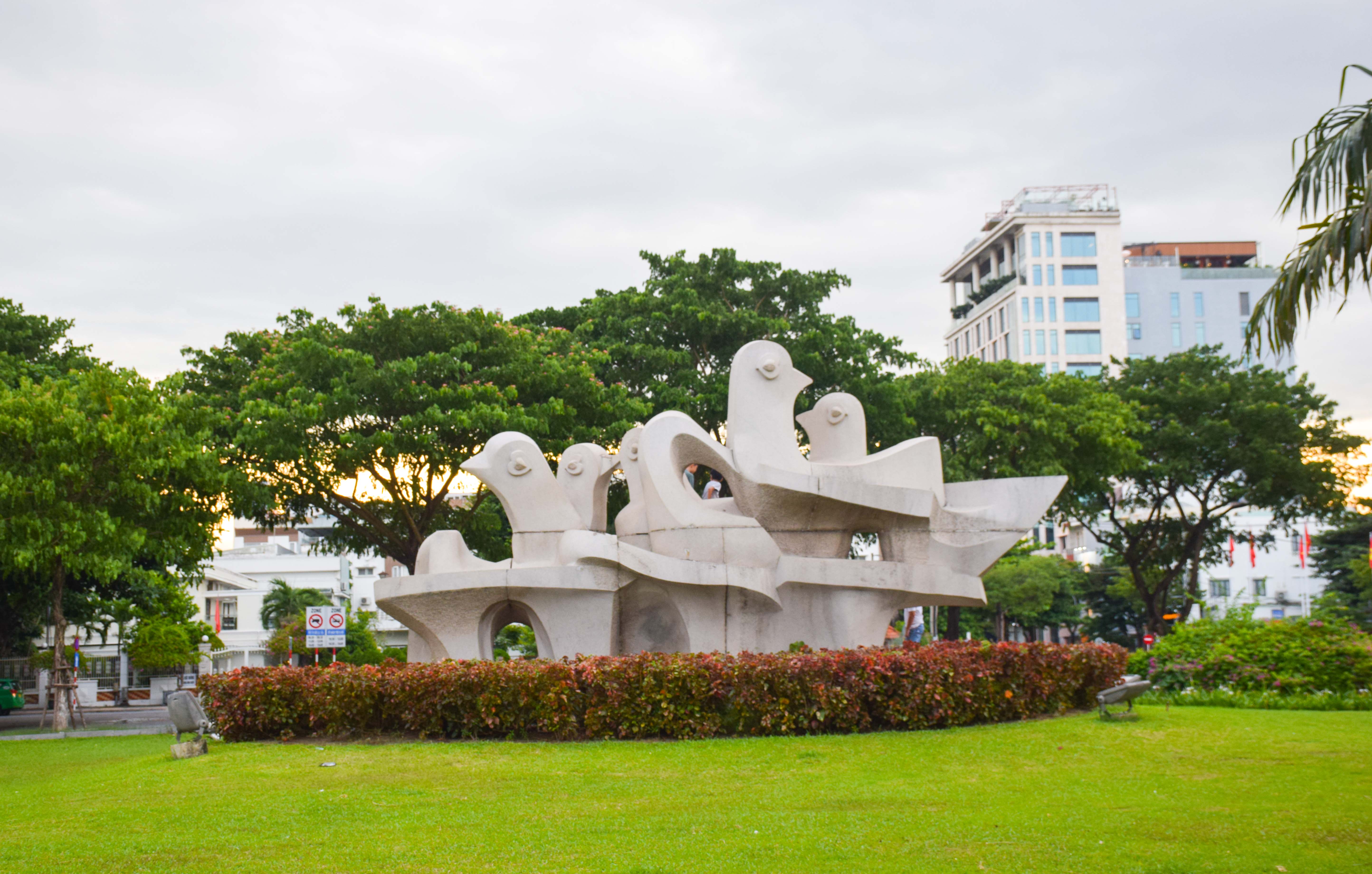 Bức tượng “Đất lành chim đậu” thể hiện hình ảnh những chú chim bồ câu đang sum vầy trong tổ, biểu trưng cho một thành phố trẻ, năng động và đáng sống. Ảnh: Đ.H.L