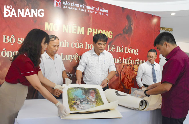 Employees at the Da Nang Museum of Fine Arts unseal the source of Le Ba Dang paintings donated by art critic Thuy Khue and his wife. Photo: ANH DAO