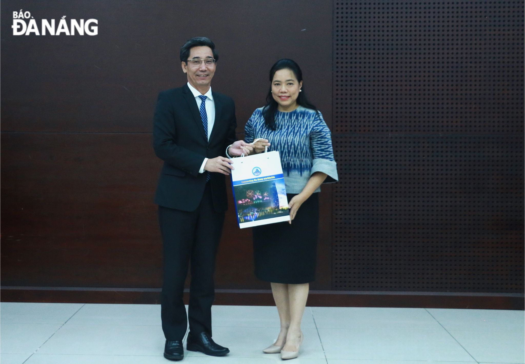 Vice Chairman of the Da Nang People's Committee Tran Chi Cuong (left) presenting a souvenir to Thai Consul General in Ho Chi Minh City Wiraka Moodhitaporn. Photo: T.P