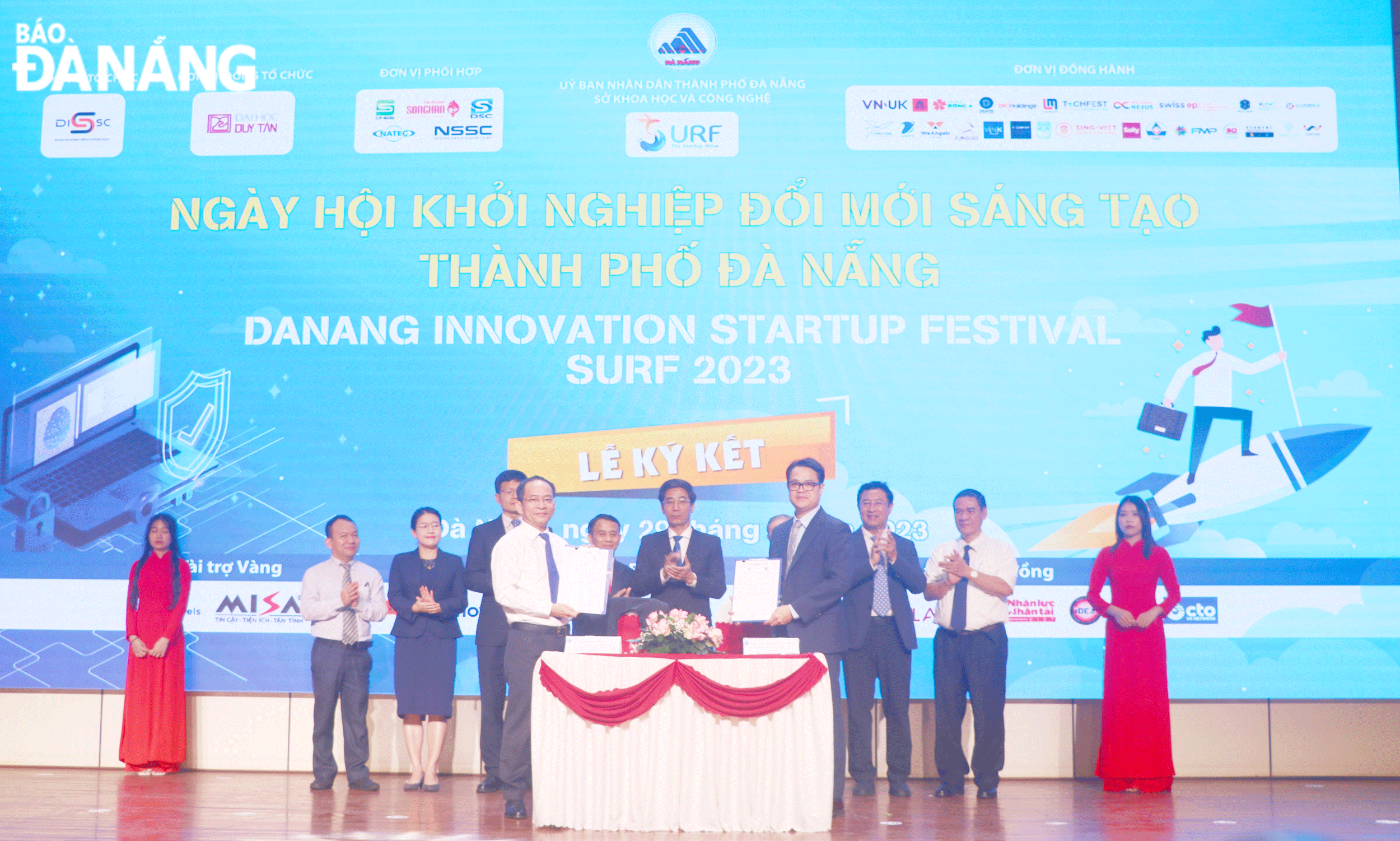 Director of the Da Nang Department of Science and Technology Le Duc Vien (left) signing a cooperation agreement with the Viet Nam Innovation Network in Korea in 2023. Photo: VAN HOANG