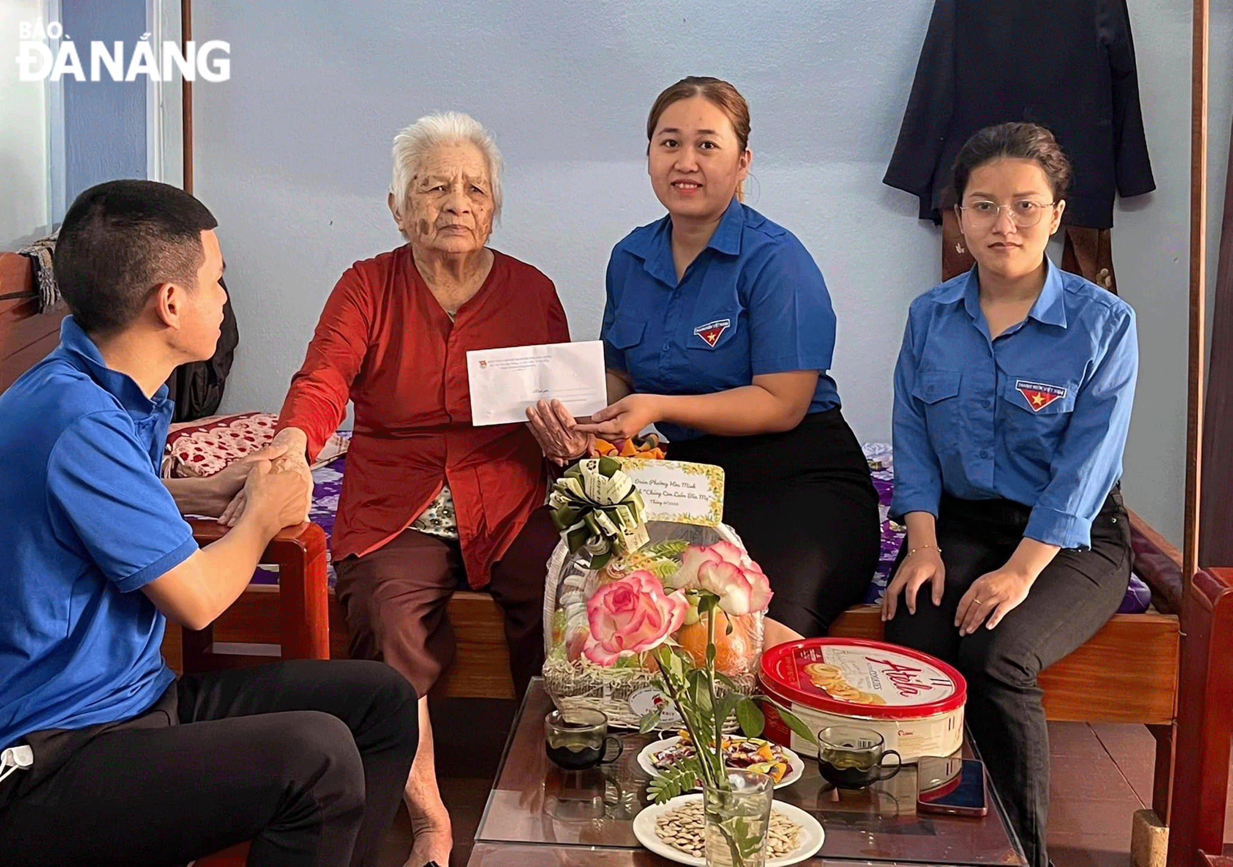 Youth Union members of Hoa Minh Ward presenting gifts to Heroic Vietnamese Mother Tran Thi Gioi. Photo: L.P