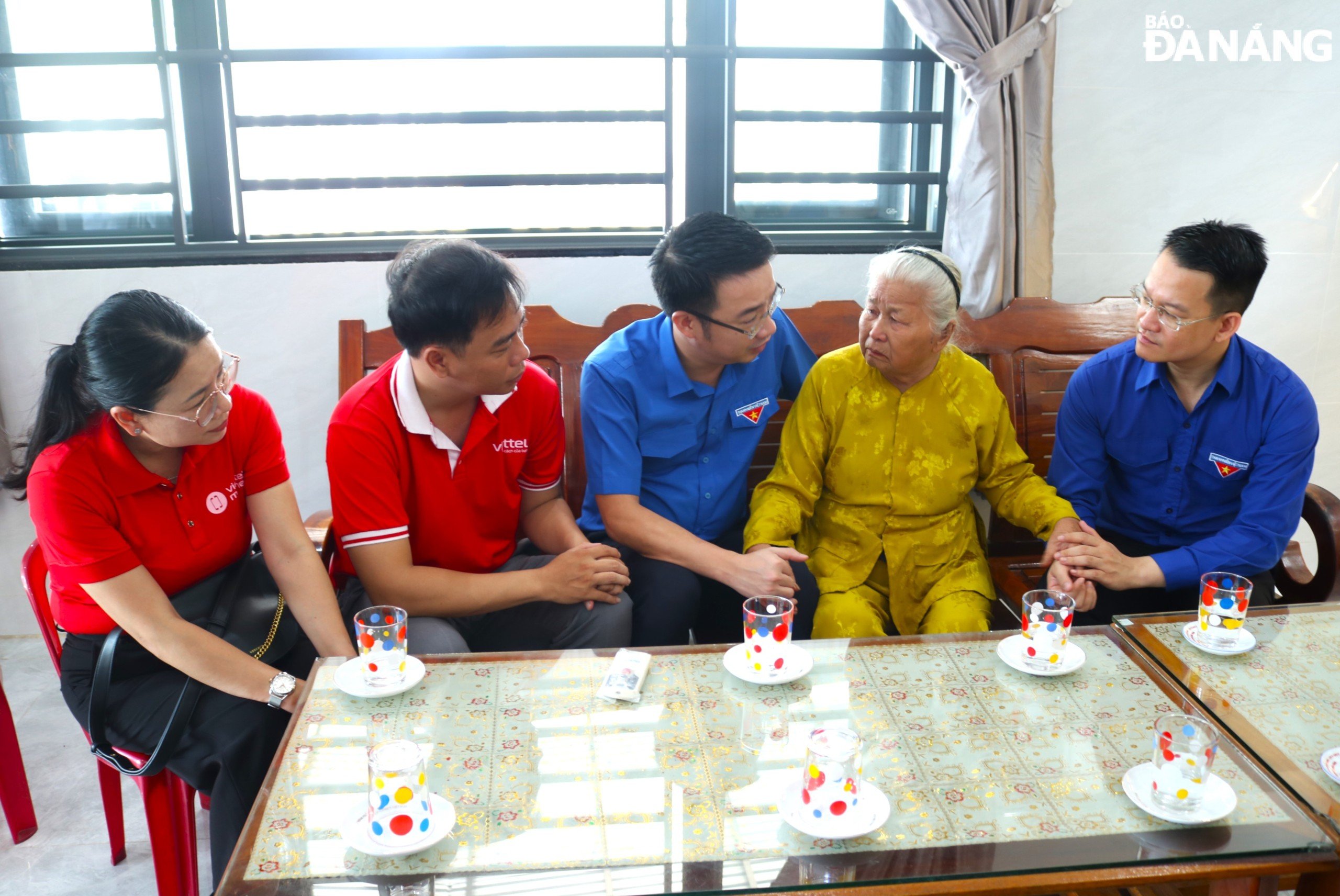 Bí thư Trung ương Đoàn Nguyễn Tường Lâm (thứ ba, bên trái sang) và đại diện Thành đoàn đến thăm hỏi, động viên Bà mẹ Việt Nam anh hùng Nguyễn Thị Khả (xã Hòa Tiến, huyện Hòa Vang).