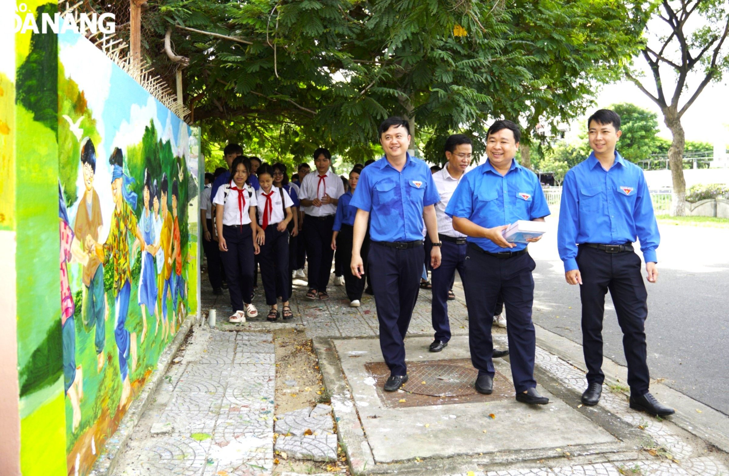 Tranh bích họa trên mảng tường dọc đường Yên Khê 1 do sinh viên Trường Đại học Kiến trúc Đà Nẵng thực hiện thu hút đông đảo đoàn viên, thanh niên đến thăm quan, chụp hình lưu niệm.