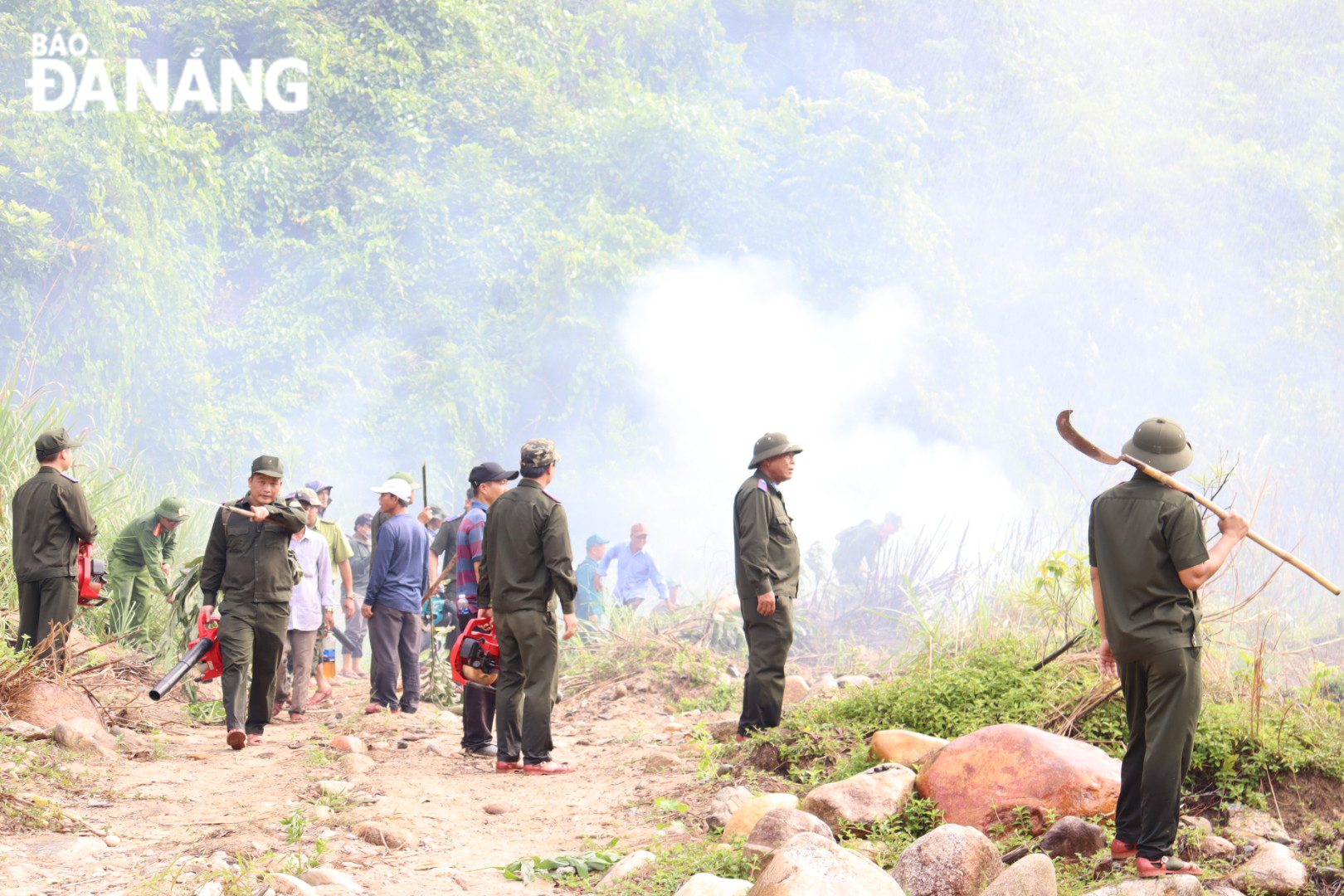 Thông qua buổi thực tập phương án phòng cháy chữa cháy rừng, sẽ giúp nâng cao năng lực chỉ đạo, chỉ huy cháy rừng của các cấp nhằm hạn chế tối đa thiệt hại. Ảnh: TRẦN TRÚC