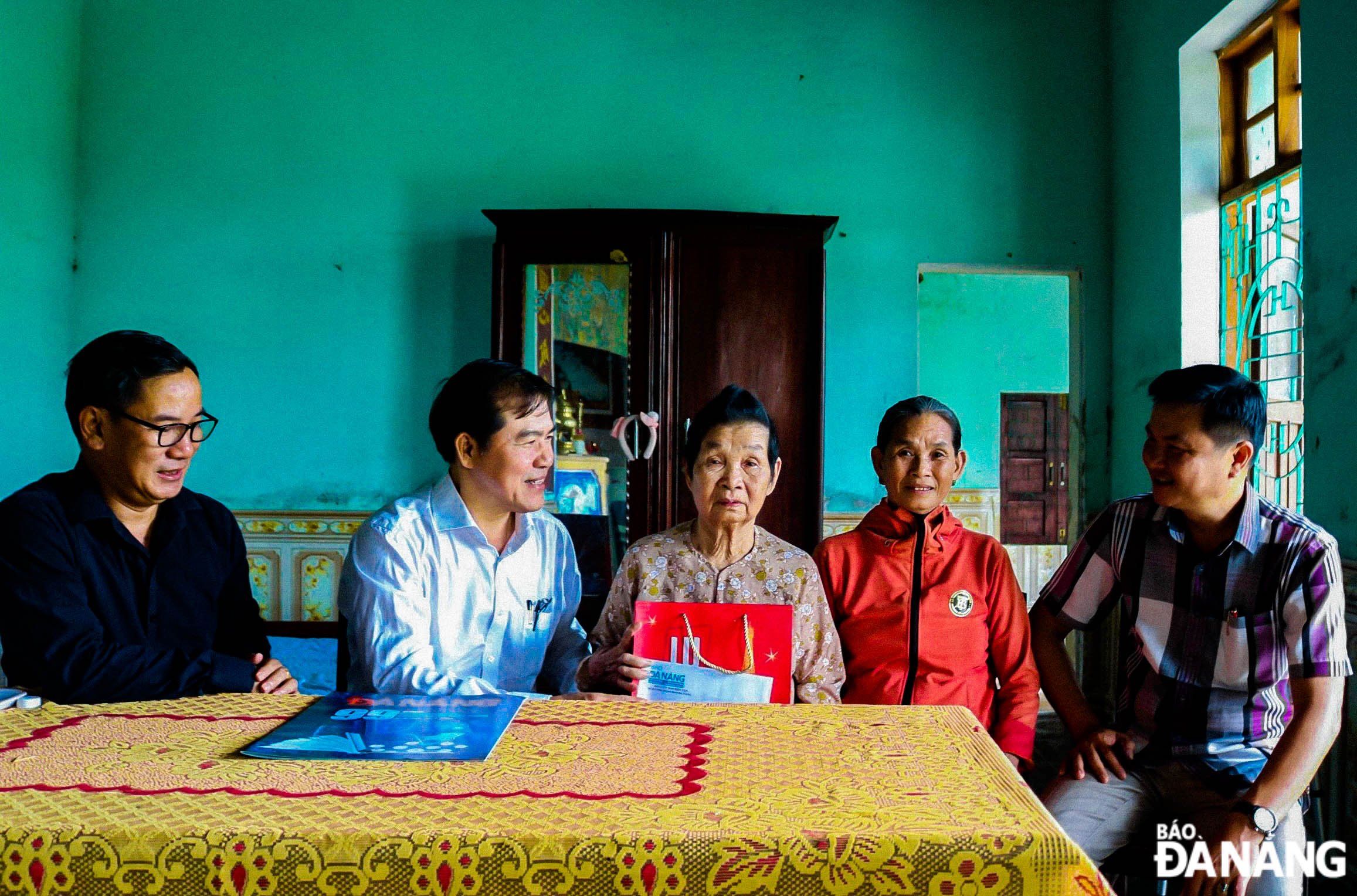 Editor-in-Chief of the Da Nang Newspaper Nguyen Duc Nam (second, left) along with newspaper staff visited and presented a gift to Heroic Vietnamese Mother Dang Thi Hoi.