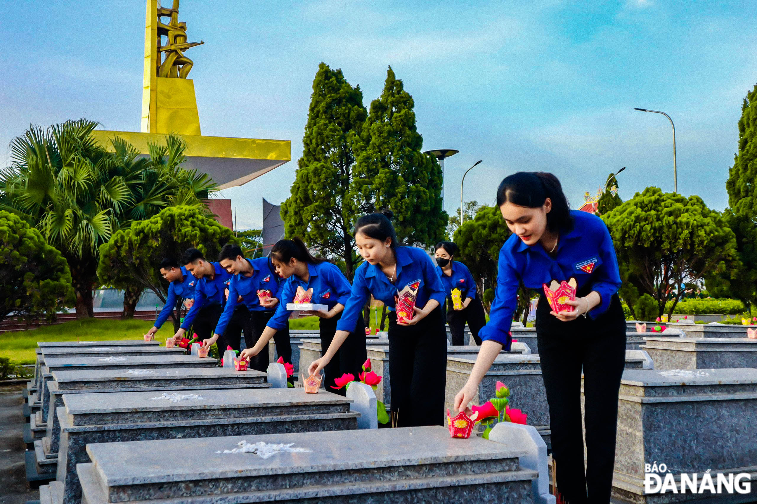 The cemetery space is more respectful and solemn with lotus flowers in gratitude to those who died for the independence and freedom of the Fatherland.