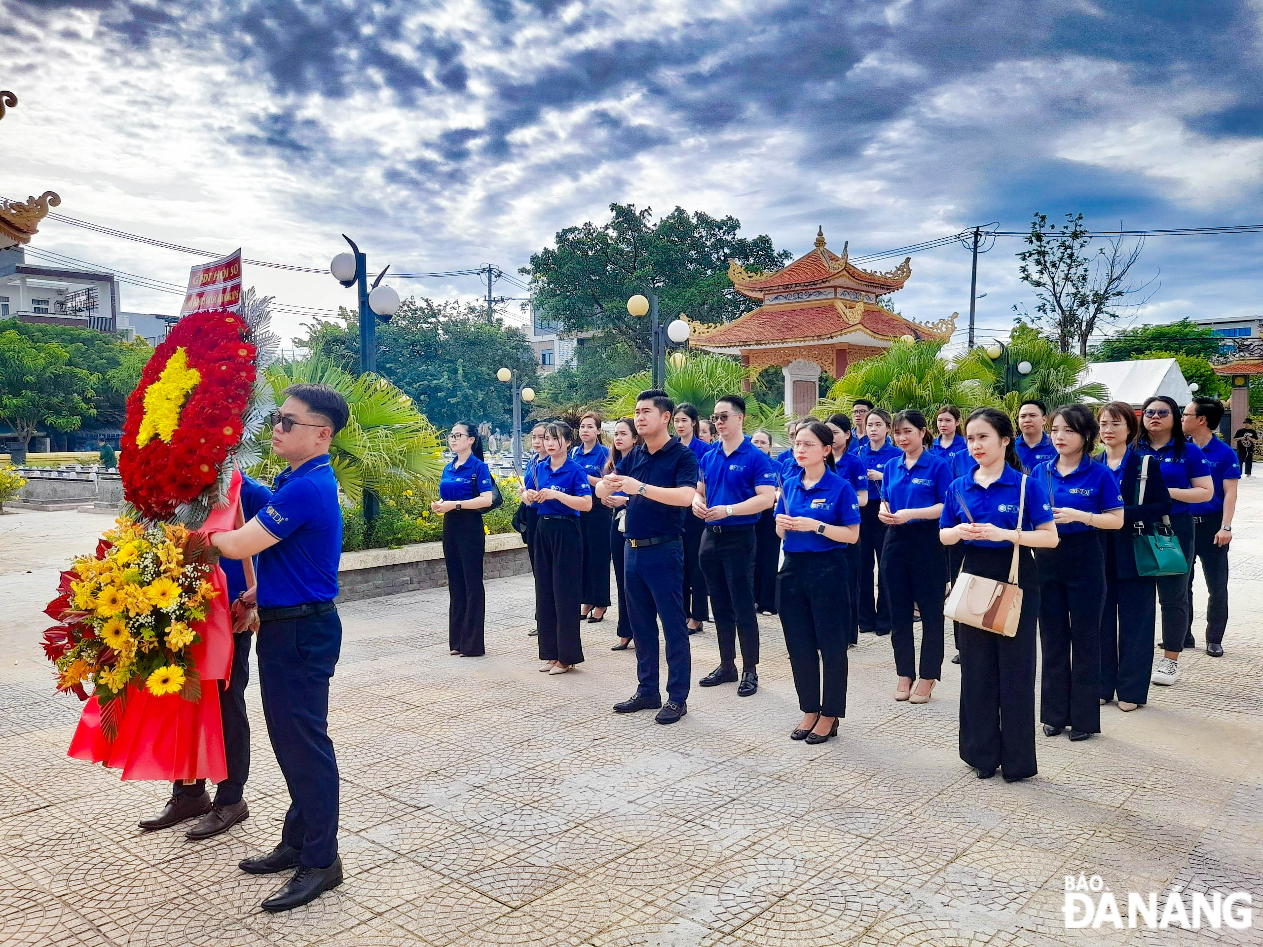 On the morning of July 27, many people and groups visited the Hoa Xuan Ward-based Martyrs' Cemetery to burn incense and pay their respects to heroic martyrs.