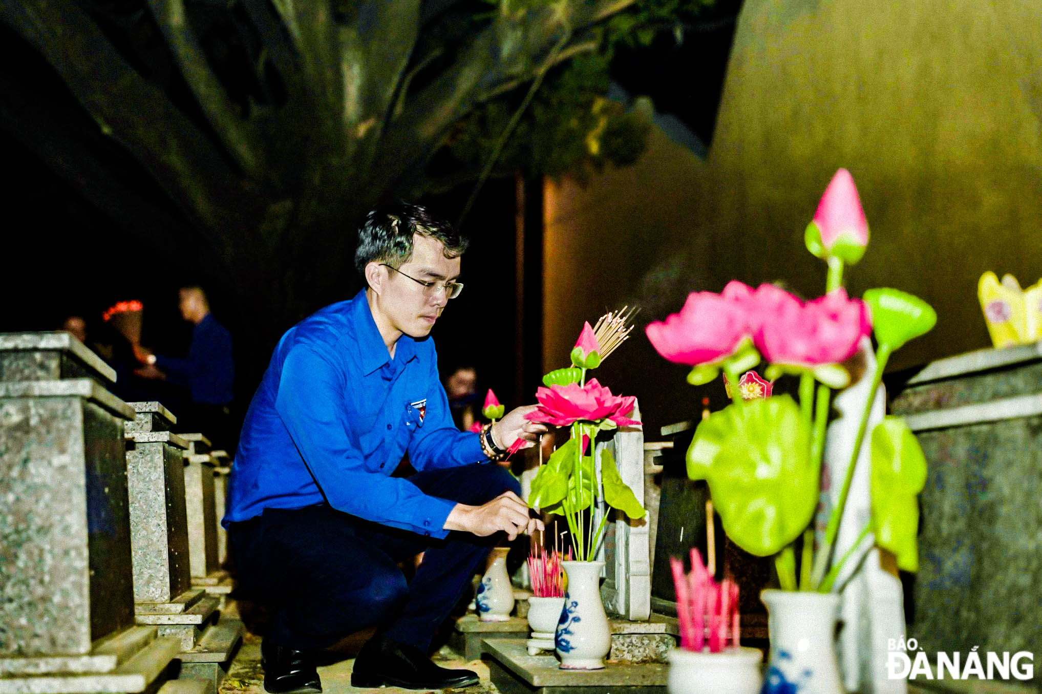 Youth Union members lighting candles to pay tribute to heroic martyrs at the city's martyrs cemetery in Hoa Khuong Commune, Hoa Vang District.