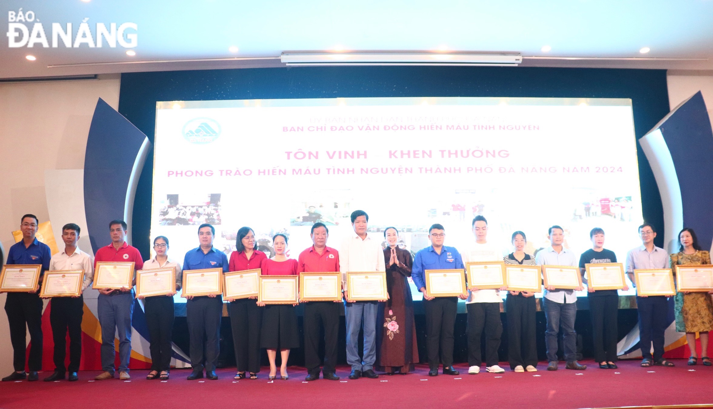 Vice Chairwoman of the Da Nang People's Committee Nguyen Thi Anh Thi (8th, right) awarding Certificates of Merit from the Chairman of the municipal People's Committee to outstanding groups and individuals. PHOTO: KHANH NGAN