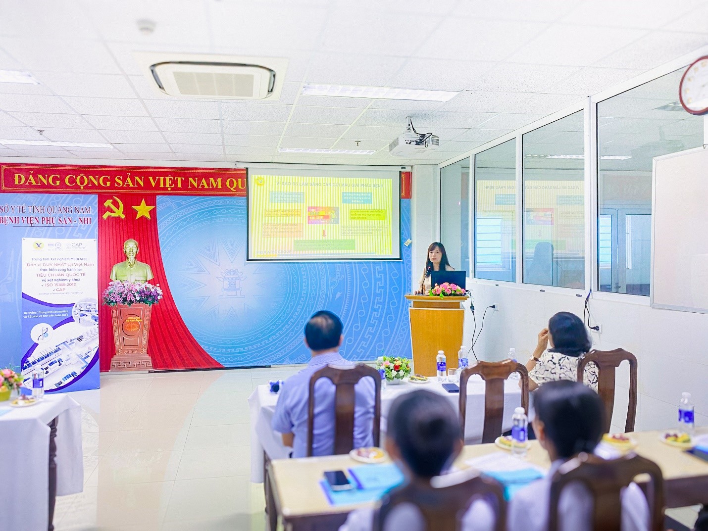 TS.BS Phạm Hoàng Ngọc Hoa - Giám đốc Trung tâm Giải phẫu bệnh, Hệ thống Y tế MEDLATEC báo cáo tại hội nghị