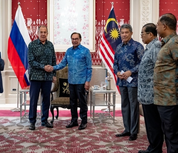 Thủ tướng Malaysia Anwar Ibrahim (thứ 2, bên trái sang) bắt tay Bộ trưởng Ngoại giao Nga Sergey Lavrov trong cuộc gặp tại Putrajaya Ảnh: Văn phòng Thủ tướng Malaysia