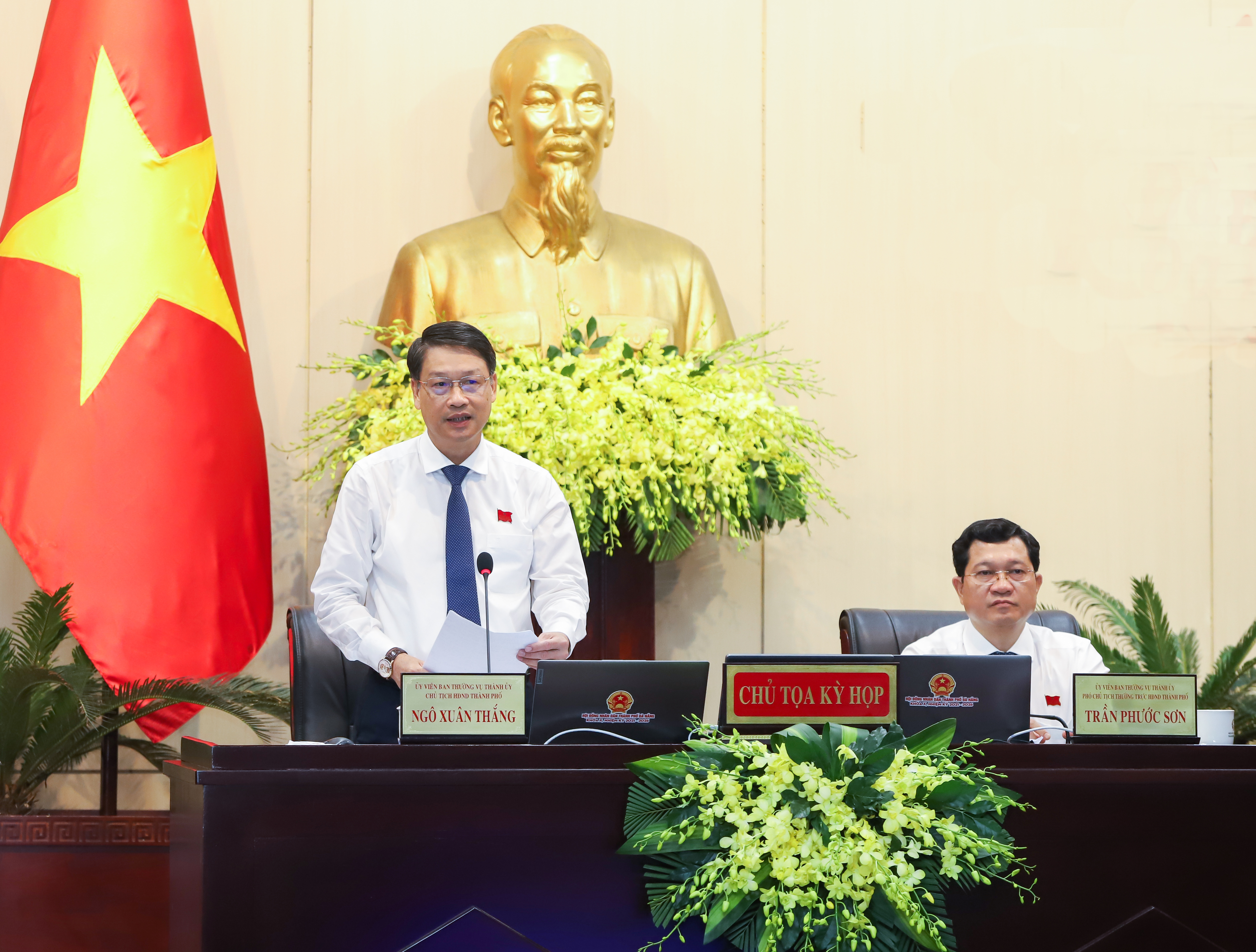 Chủ tịch HĐND thành phố Ngô Xuân Thắng (bên trái) và Phó Chủ tịch Thường trực HĐND thành phố Trần Phước Sơn đồng chủ tọa kỳ họp. Ảnh: NHÓM PV