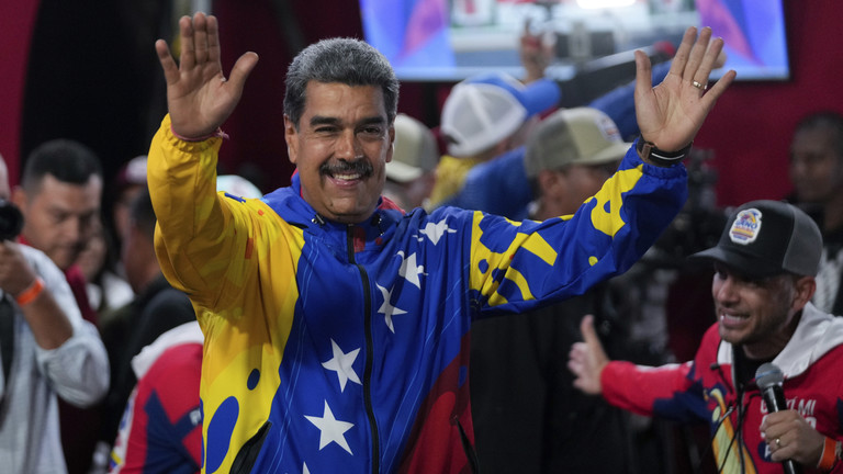 Tổng thống Nicolas Maduro phát biểu trước những người ủng hộ tại Caracas, (Venezuela) vào ngày 29-7 sau khi giành chiến thắng trong cuộc bầu cử. Ảnh: AP