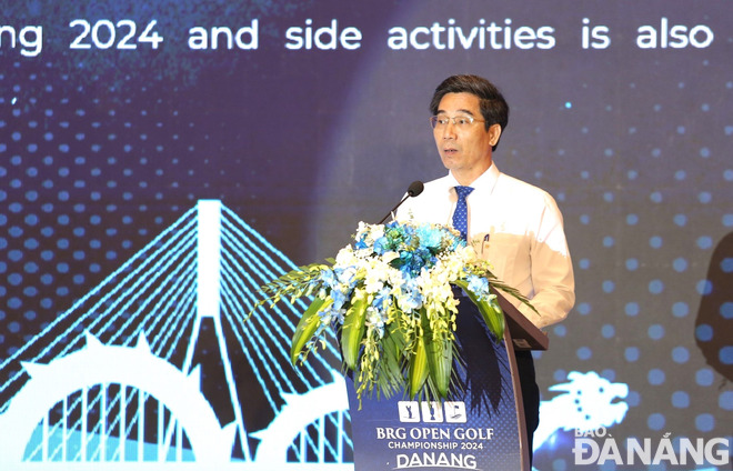 Vice Chairman of the Da Nang People's Committee Tran Chi Cuong speaking at the press conference on Tuesday. Photo: M.Q