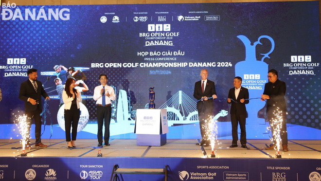 Vice Chairman of the Da Nang People's Committee Tran Chi Cuong (3rd, left) and representatives of the organising board announcing the image of the Cup of the BRG Open Golf Championship Da Nang 2024. Photo: M.Q