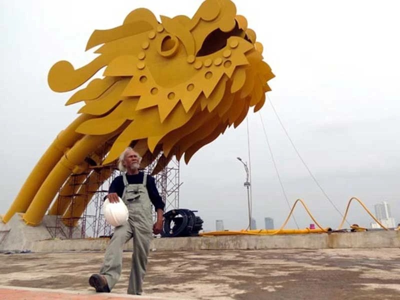 Reporting by MAI LANG - Translating by A.THU Sculptor Pham Van Hang, the co-creator of the Dragon Bridge across the Han River with architect Thomas from the United States