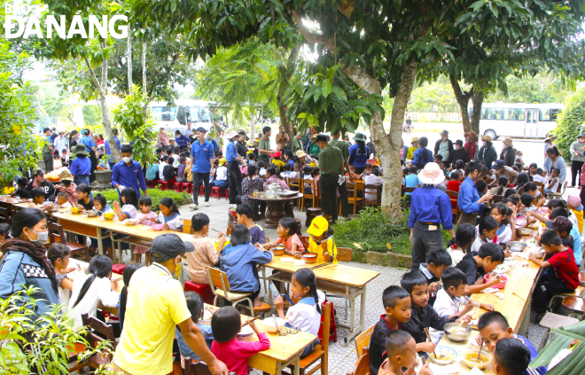 The 'Meals of Love' programme brings deliciousness and joy to 300 pupils at the Nham Primary School in A Luoi District.