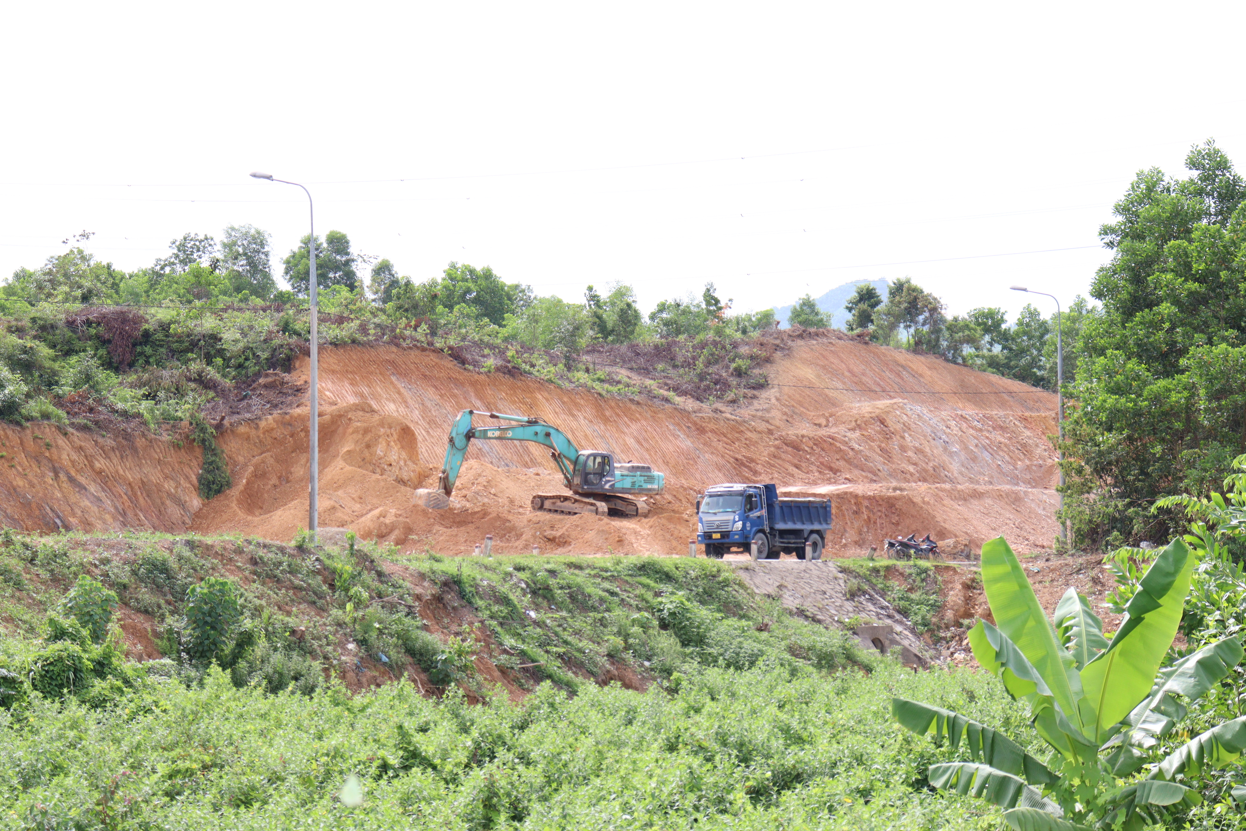 Cần đưa hai mỏ đất vào khai thác