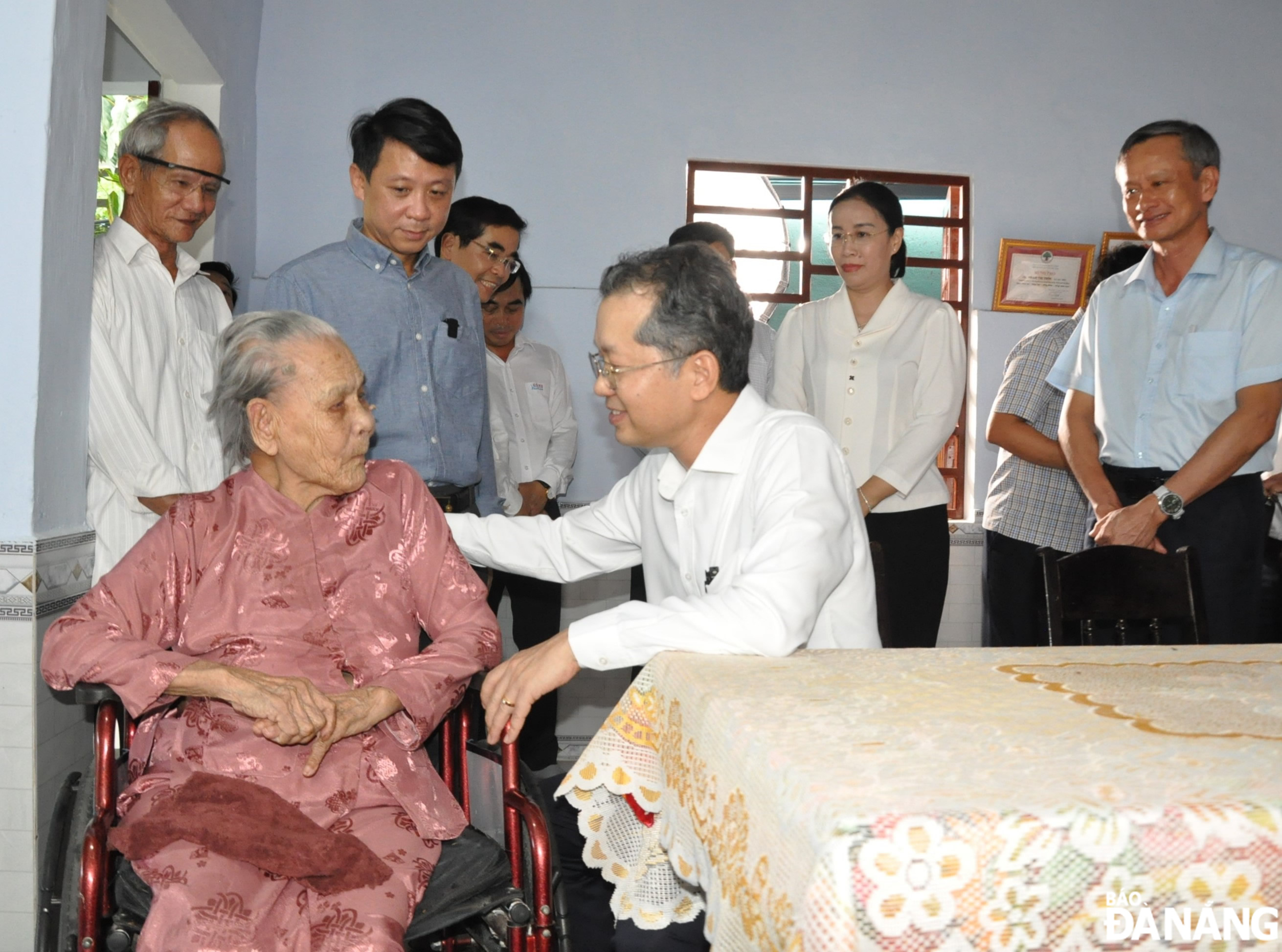 Bí thư Thành ủy Nguyễn Văn Quảng thăm, tặng quà tri ân Bà mẹ Việt Nam anh hùng Phạm Thị Thìn