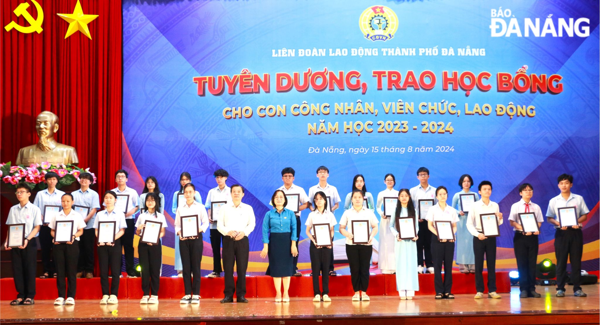 Tuyên dương, khen thưởng học sinh con công nhân, viên chức, lao động